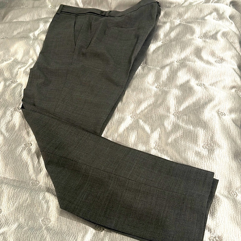 Vince charcoal slacks NWOT. 96%Wool 4% Elastane. Size 4.